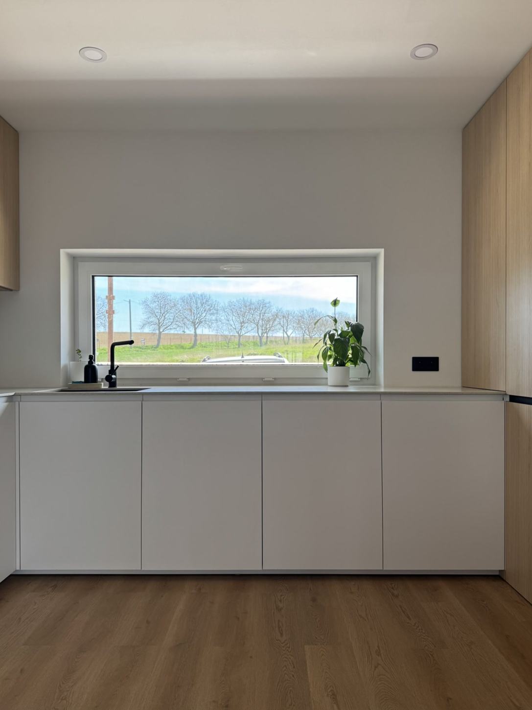 Minimalistická zostava pod oknom